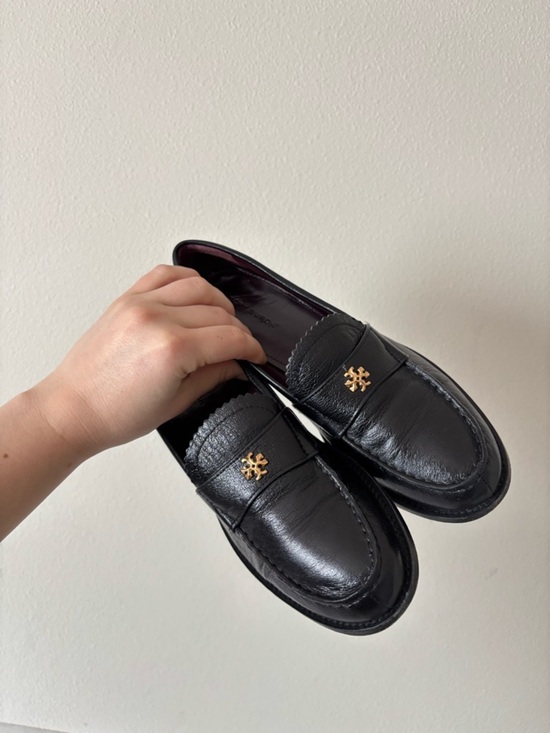 Tory Burch Classic Best-Selling Black Leather Loafers with Gold Emblem Size 6.5 main image 7